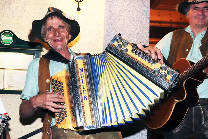 Siegfried Glanzer von "Die 3 Wilderer" sorgte auf der Steirischen Harmonika für Stimmung und gute Laune!