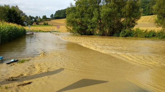 Heftige Regenfälle sorgten am Sonntag für zahlreiche Feuerwehreinsätze. 100 Feuerwehrleute sind im Bereich Leitersdorf, Edersgraben, Auersbach und Edelsbach (Bereichsfeuerwehrverband Feldbach) im Einsatz.
