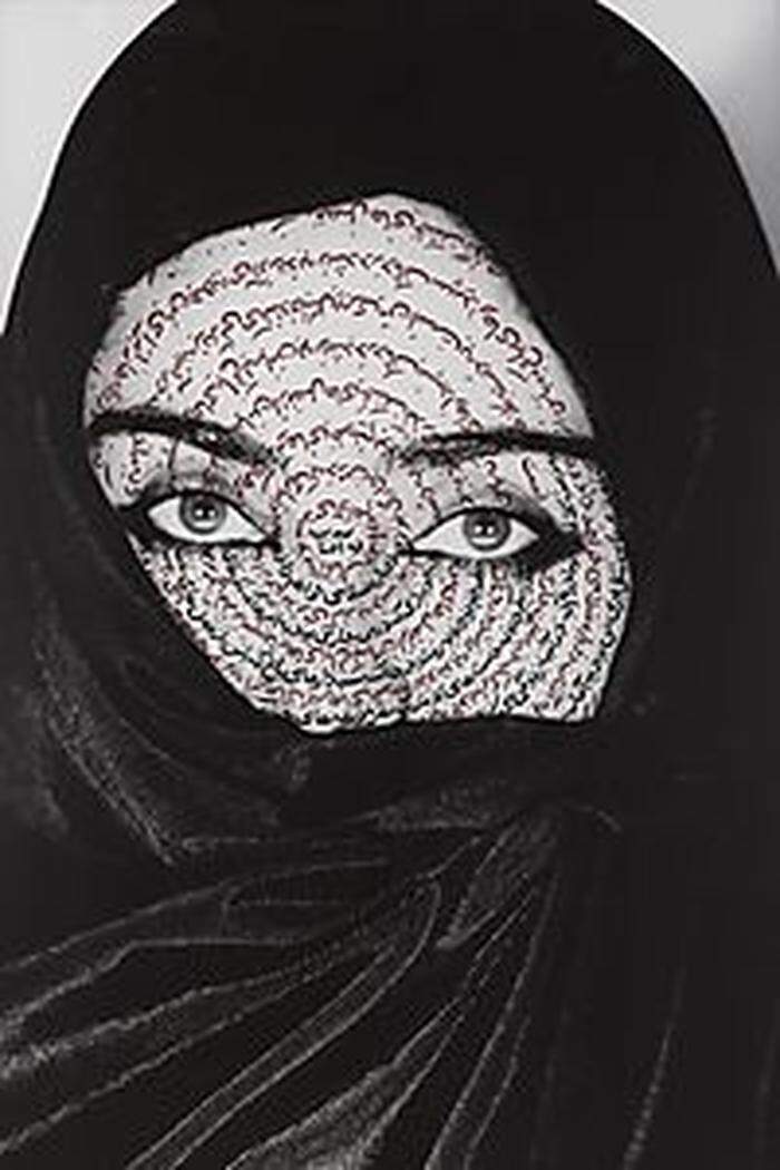 Foto- und Videoarbeiten von Shirin Neshat in der Neuen Galerie Graz