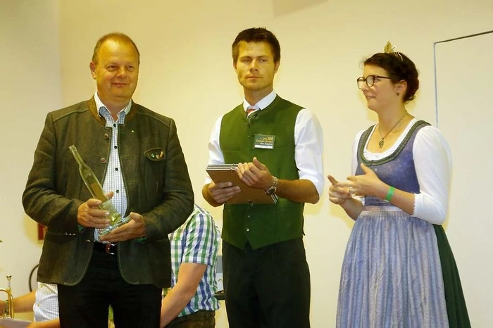 Neben Weinhoheit Elisabeth gratulierten auch Kammerobmann Günther Rauch und der Obmann des Weinbauvereines Fürstenfeld Stefan Tauchmann den glücklichen Gewinnern.