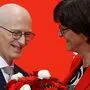 Saskia Esken gratuliert Hamburgs Bürgermeister Peter Tschentscher (SPD) zum Wahlerfolg. 
