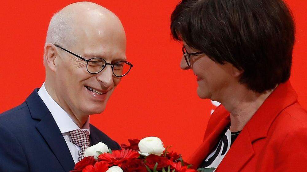 Saskia Esken gratuliert Hamburgs Bürgermeister Peter Tschentscher (SPD) zum Wahlerfolg. 