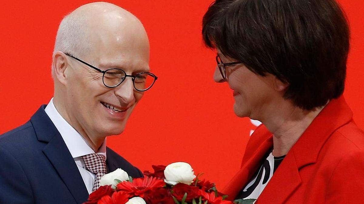 Saskia Esken gratuliert Hamburgs Bürgermeister Peter Tschentscher (SPD) zum Wahlerfolg. 