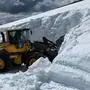 Mit einem Bagger wurde der bis zu vier Meter hohe Schnee vom Weg geräumt