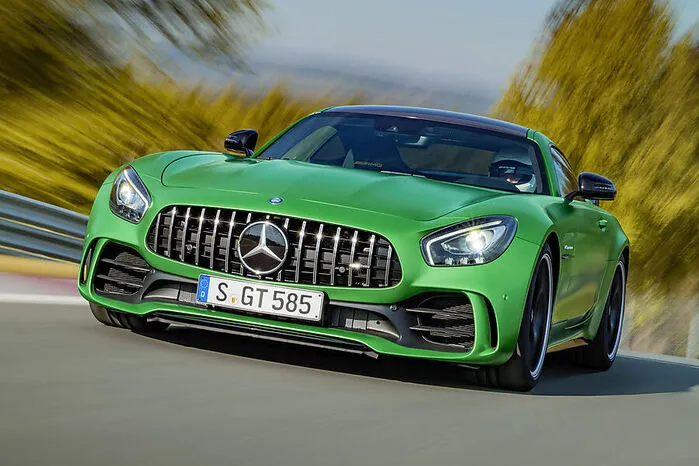 Die besondere Stellung des AMG GT R wird darüber hinaus mit dem Panamericana-Grill betont, der vom Kundensport-Rennwagen Mercedes-AMG GT3 stammt. Die Grundform des neuen Kühlergrills geht auf den Mercedes-Benz 300 SL Rennwagen zurück, der 1952 das legendäre Panamericana-Straßenrennen in Mexiko gewann.