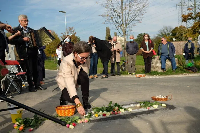 Unter den Anwesenden waren unter anderem Nationalratsabgeordnete Verena Nussbaum, Landesrat Christopher Drexler, Landtagsabgeordnete Claudia Klimt-Weithaler, Gemeinderat Georg Topf, die Stadträtinnen Judith Schwendtner und Elke Kahr sowie die Gemeinderätin Sahar Mohzensada, Historikerin Barbara Stelzl-Marx.  