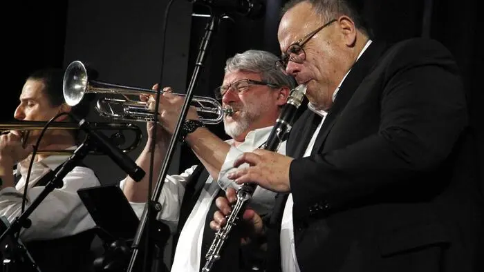 Damals war alles sehr spontan: Als Johannes Hödl den legendären österreichischen Jazzklarinettisten Fatty George 1976 nach einer Blasmusikprobe im Fernsehen sah, war es um ihn geschehen: „Ich gründe eine Dixielandband.“ Letzten Samstag feierte die „Very Old Stoariegler Dixielandband“ ihr 50-jähriges Bandjubiläum mit einem Konzert für mehrere hundert Fans in der ausverkauften Stadthalle.