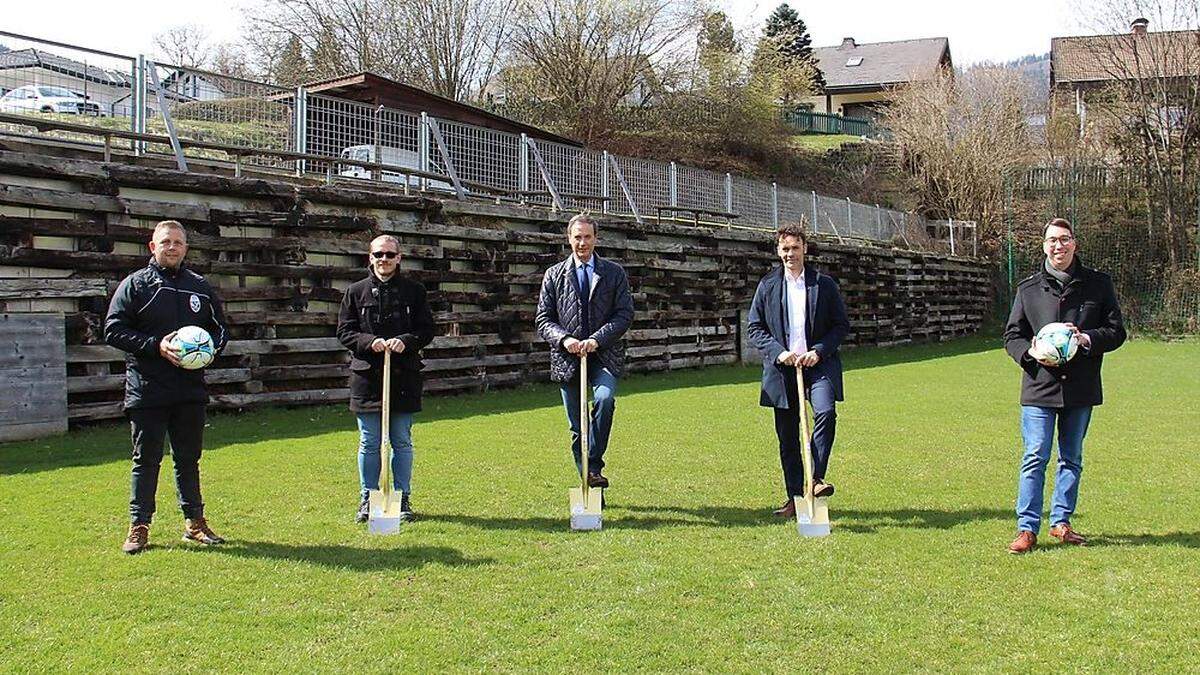 Hubert Mesaric (Sektionsleiter SC Parschlug), Alexander Fussi (Projektleiter), Bürgermeister Fritz Kratzer, René Ranner (Leiter Sportzentrum) und Mathias Jentner (Sportreferent) vor der derzeitigen Tribüne