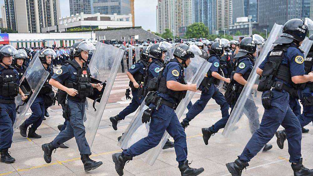 Chinesischer Polizeiaufmarsch vor Hongkong