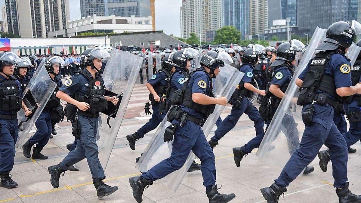 Chinesischer Polizeiaufmarsch vor Hongkong