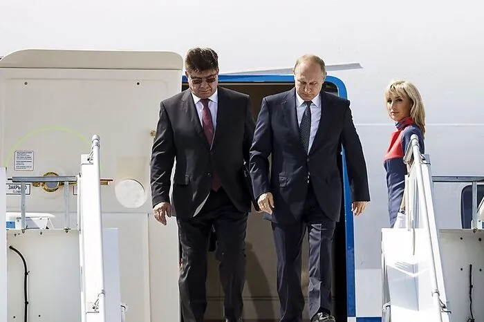 Putins Flieger landete fast eine Stunde zu spät, dennoch war er der erste im Finnischen Palast.