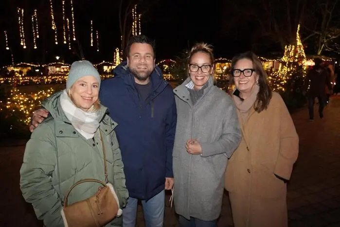 Der Markt bietet neben kulinarischen Spezialitäten aus der Region auch verschiedene Glühweinkreationen, die an den Ständen angeboten werden. Darüber hinaus präsentiert das Weihnachtsdorf ein breites Sortiment an Strickwaren, Handarbeiten, Schmuck, Naturkosmetik sowie weihnachtlicher Dekoration und lädt zum gemütlichen Bummeln ein