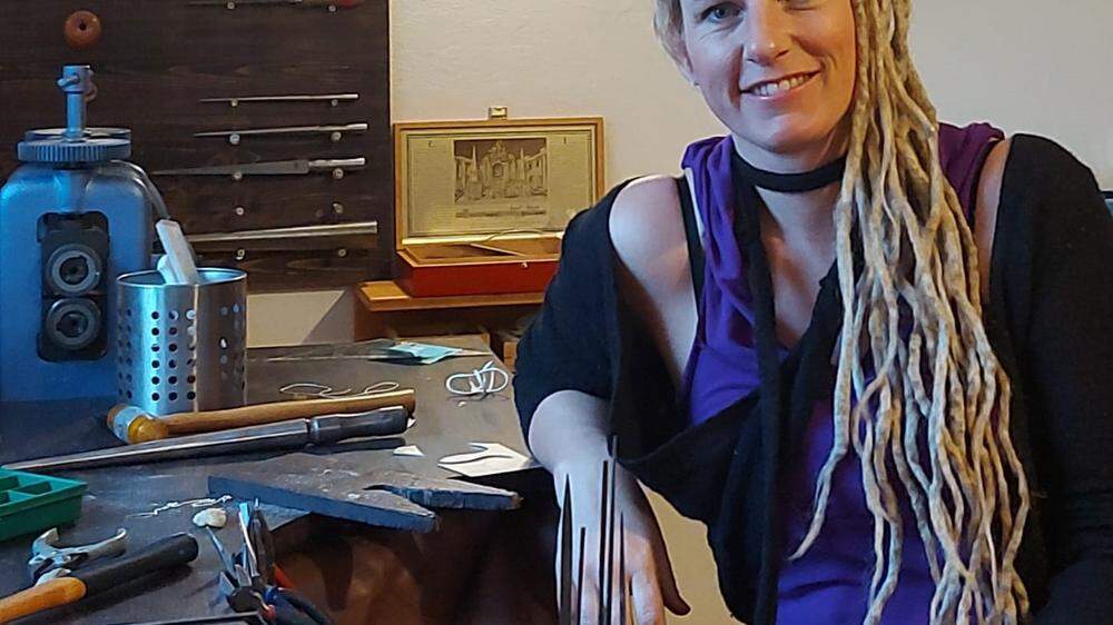 Sandra Riebenbauer in ihrem Atelier
