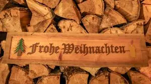 12.12.2026, Wuppertal, Holz Kaminholz Holzscheitel Schild Frohe Weihnachten Nordrhein-Westfalen Deutschland *** 12 12 2026, Wuppertal, wood firewood logs sign Merry Christmas North Rhine-Westphalia Germany