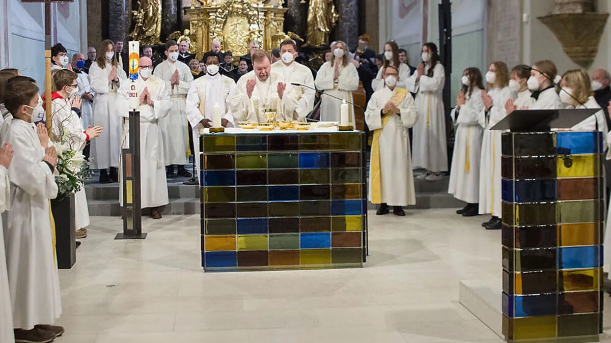 Generalvikar Erich Linhardt weihte den Altar