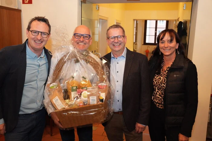 Der Radentheiner Bürgermeister Michael Maier mit Vizebürgermeisterin Melanie Golob sind mit einem Geschenkskorb gekommen.