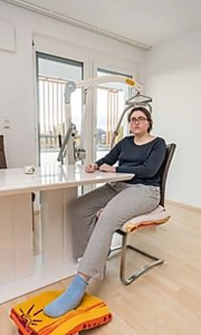 Die meiste Zeit verbringt sie im Sitzen, zu aufwändig und zu schwer sind die Wechsel ohne entsprechende medizinische Behelfe