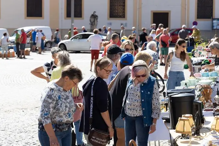 Am Hauptplatz lockte ein großer Flohmarkt viele Besucherinnen und Besucher an.
