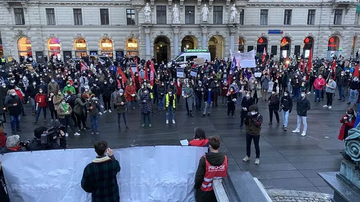 Hunderte kamen zum "Lichtermeer" auf den Hauptplatz, um gegen die Abschiebung zu demonstrieren.
