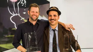 Strahlende Sieger: Ferdinand Schmalz (r., Bachmann-Preis) und John Wray (Deutschlandfunk-Preis)