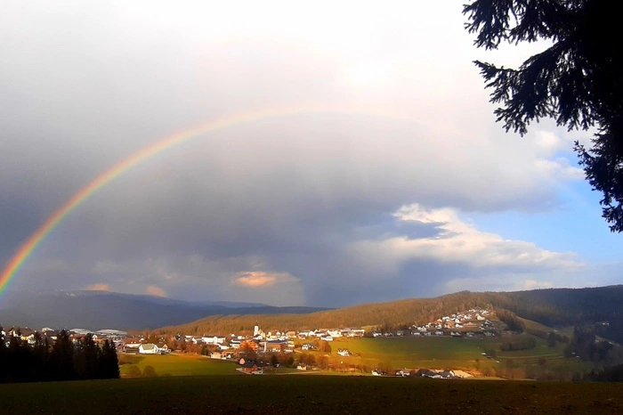 Diesen wunderschönen Regenbogen über Fischbach beobachtete und fotografierte Eva Reindl für uns.