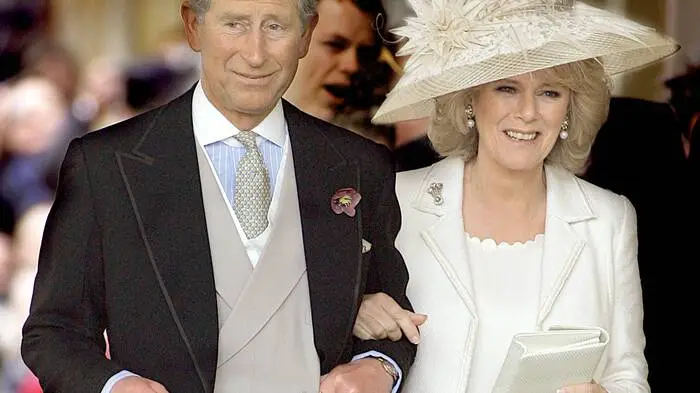 Die Affäre von König Charles mit Camilla Parker-Bowles war ein offenes Geheimnis, eines das die Sympathiewerte der beiden vor allem zu Beginn ihrer öffentlichen Beziehung nach dem Tod Dianas noch stark dezimierte. Auch das Königshaus erschwerte ihr die Heirat mit dem damaligen Kronprinzen. Acht Jahre dauerte es, bis Prinz Charles ihr 2005 das Ja-Wort geben durfte.