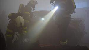 Das ehemalige Fabriksgelände bietet der Feuerwehr dabei die optimale Möglichkeit, die unterschiedlichen Szenarien lebensnah zu simulieren