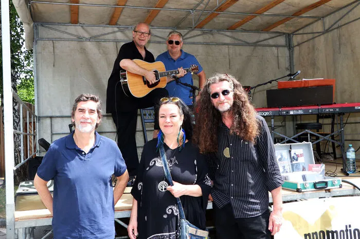 Die "Harald Gangl Band" von Links: mit Harald Gangl und  seiner Schwester Claudia K. Gangl und Franz Haselsteiner  waren diesmal als Zuhörer beim Hippiebrunch mit Marcus Petek und dem Pianisten und Keyboarder Gunther Schuller in der Tiebelstadt.
