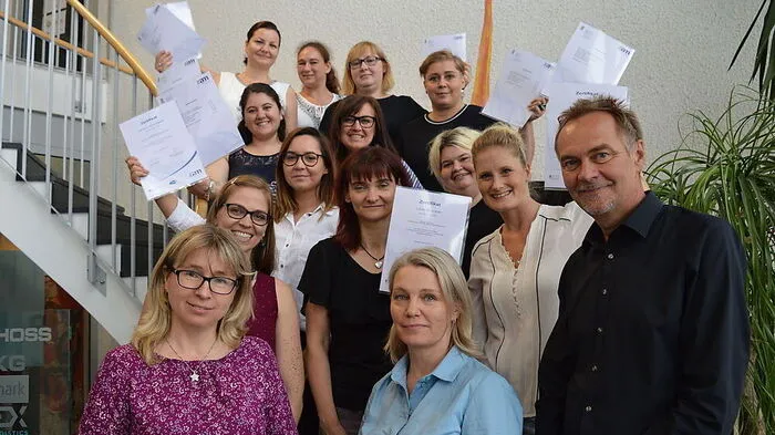 Vorne: Stefanie Brottrager, Eva Herzog und Almut Mittendorfer (zam), Karl Glanzer (AMS), 