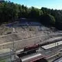 Vogelperspektive auf eine Baustelle nahe einer Zugstrecke