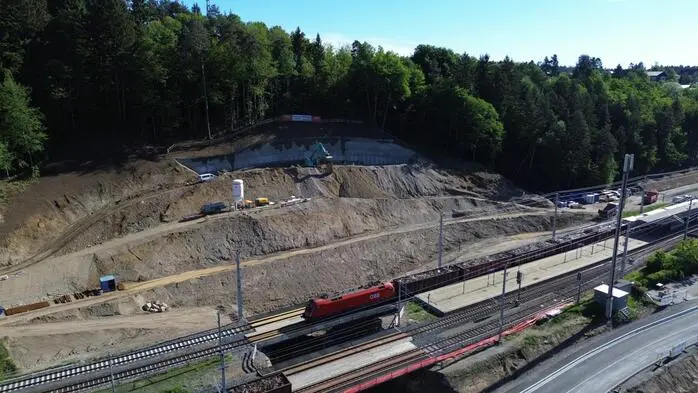 Vogelperspektive auf eine Baustelle nahe einer Zugstrecke