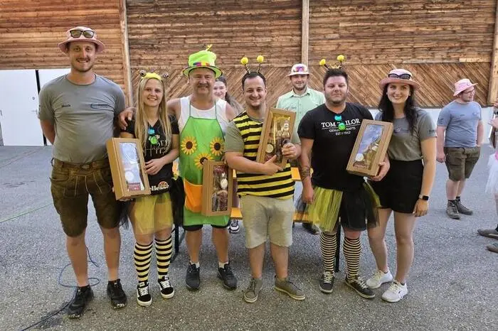 Alle 25 Teams wurden für ihre Teilnahme mit einem Sachpreis belohnt. Als das beste kostümierte Team wurde „Summ, Summ, Summ Biene“ ausgezeichnet.
