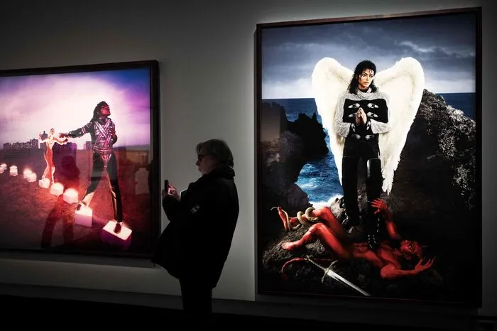 Es werden mehr als 100 Werke gezeigt, wobei die Spannweite der Interpretationen überrascht. Der amerikanische Fotograf David LaChapellehat Jackson als Erzengel mit weißen Flügeln dargestellt.