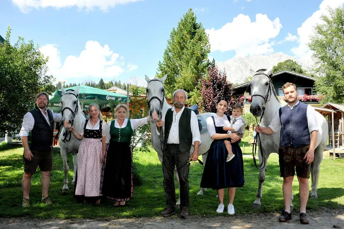 Vier Generationen der Familie Stocker: Harald und Birgit, Walli und Johann, Nathalie mit Sohn Noah, Matthias