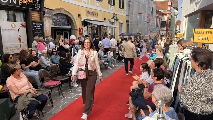 Die Modenschau entlang der Fußgängerzone lud wie jedes Jahr wieder zahlreiche Besucherinnen und Besucher ein zum Staunen.