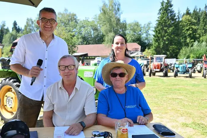 Für die Moderation sorgten Adi Trampitsch und Heinz Granig, die die Teilnehmer und Zuschauer unterhaltsam durch das Programm führten. Tatkräftig unterstützt wurde die Veranstaltung von der Landjugend Steuerberg, die zum reibungslosen Ablauf beitrug.