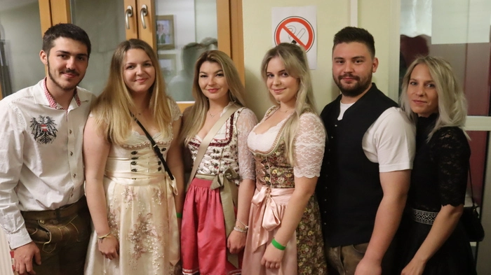 Eine festliche Trachtenbekleidung und ein bezauberndes Lächeln und schon ist die Erinnerung an einen schönen Ballabend perfekt. 