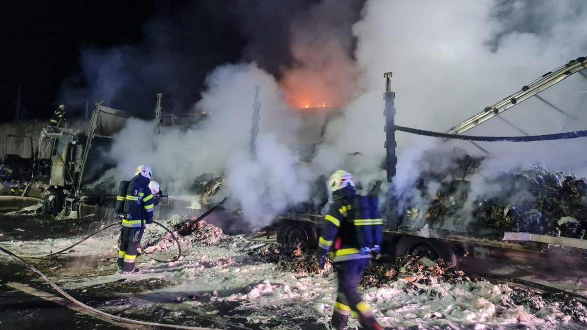 Freitagabend gegen 22.30 Uhr: Ein Lkw steht auf der A 9 in Vollbrand