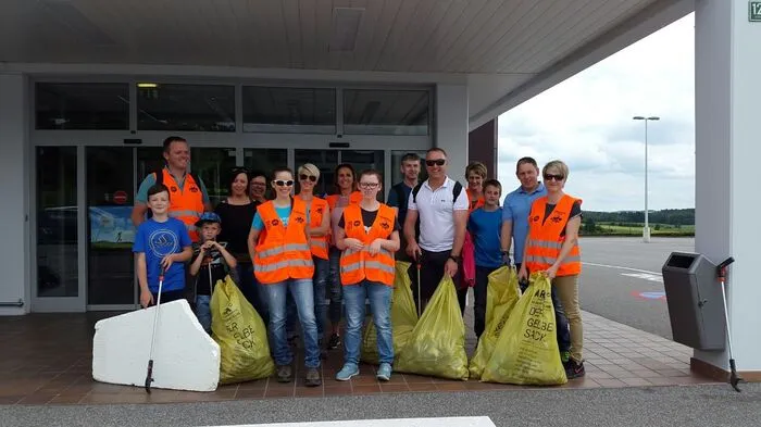 Die Mission war klar: Zwischen Schildbach und Hausmannstätten wurde am Wochenende der Müll in acht Abfallsäcken gesammelt, Böschungen und Wiesen gesäubert. Durchgeführt wurde die Müll-Sammelaktion von Mitarbeitern der Firma Hofer, die seinen Angestellten dafür nicht nur die Arbeitszeit anrechnete sondern sie auch mit Speis und Trank versorgte.