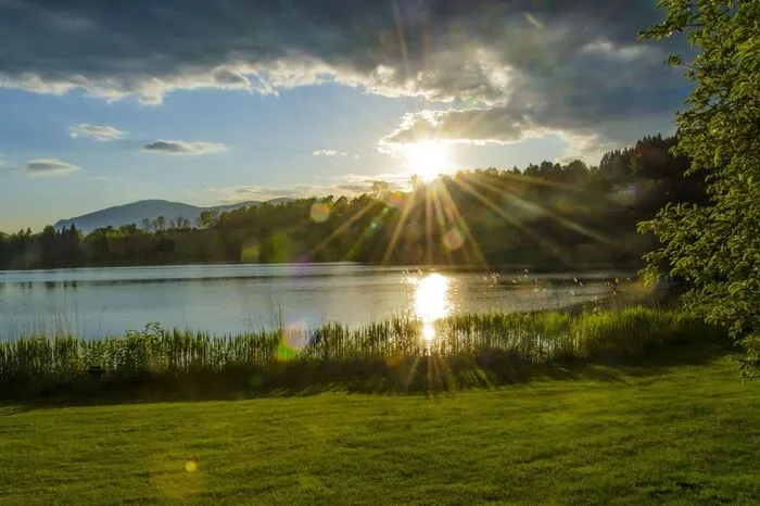 Der Sonnenuntergang am Maltschacher See schimmert in beeindruckenden Farben – diesen Ausblick hat man vom Maltschacher „Seewirt“ aus. Die große Anlage umfasst ein Restaurant, Appartements und auch einen Campingplatz. Zur Abstimmung geht es hier