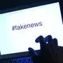 ABD0101_20170321 - WIEN - ÖSTERREICH: THEMENBILD - Illustration zum Thema Internet/Online/Fake News, aufgenommen am Dienstag, 21. März 2017 in Wien. Ein Mann sitzt am Laptop mit der Aufschrift "Hashtag fakenews" (Gestellte Szene). - FOTO: APA/HELMUT FOHRINGER