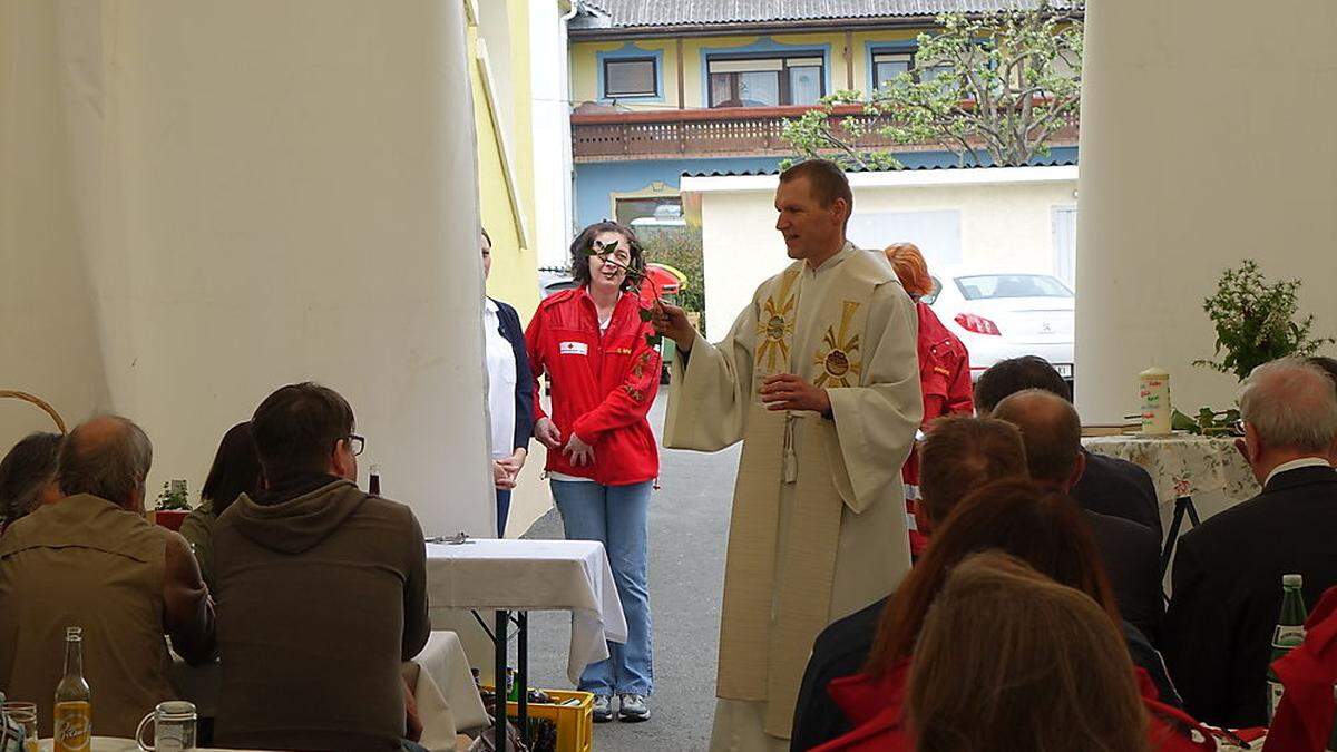 Pfarrer Lembacher segnete das Haus wetterbedingt im Festzelt