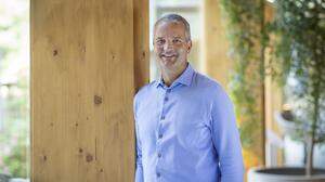 Gernot Deutsch, Geschäftsführer der Heiltherme Bad Waltersdorf, freut sich über das renovierte Quellenhotel