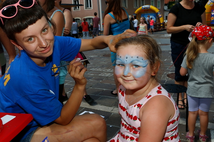 Während die Kinder den Bereich um den Rathausplatz in Beschlag nahmen und von einer Station zur anderen eilten, konnten sich die Erwachsenen auf schattigen Plätzen erfrischen.