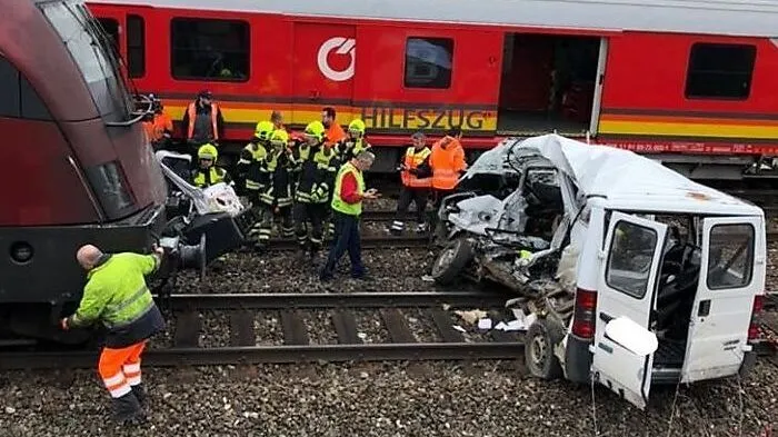 Vom Fahrzeug blieb nur ein Wrack über