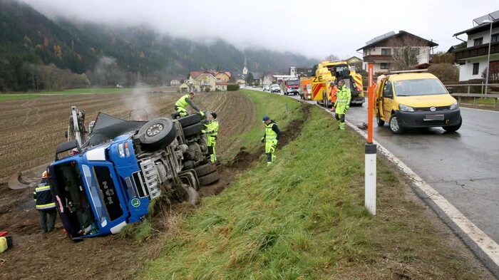 Ein Lkw ist am Mittwoch von der Görtschitztal Bundesstraße abgekommen. Das Fahrzeug landete in einem Acker.