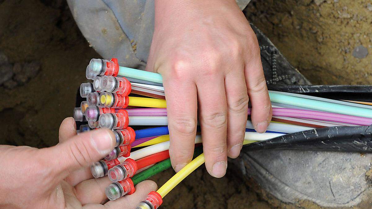 Bis die Kabel in die Erde kommen, muss noch ein steiler Weg beschritten werden