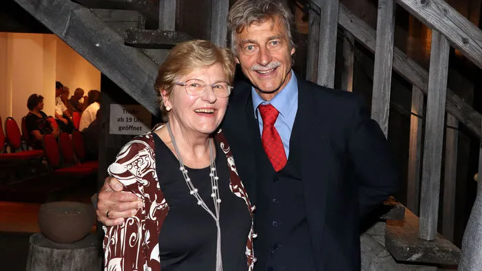 Elisabeth Sickl feute sich mit Charles Elkins über den großen Premierenerfolg mit der Komödie „Die Perle Anna“ im Schloßstadl Albeck.