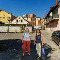 Katharina Eisch-Angus und Sonja Rosbergen von der Initiative „Industrieerbelandschaft am Mühlgang“ beim Gebäude der Malerfirma Leber, das sie für besonders schützenswert halten, daneben ein Hofgebäude mit Pawlatsche