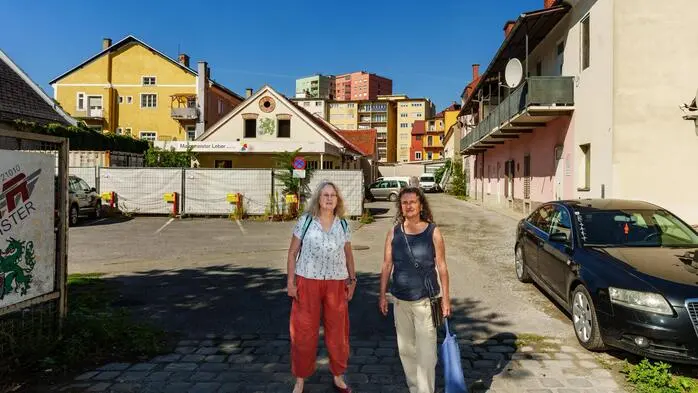 Katharina Eisch-Angus und Sonja Rosbergen von der Initiative „Industrieerbelandschaft am Mühlgang“ beim Gebäude der Malerfirma Leber, das sie für besonders schützenswert halten, daneben ein Hofgebäude mit Pawlatsche